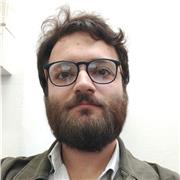 Docente di scuola primaria impartisce lezioni di ripetizione ed aiuto compiti per bambini della scuola primaria